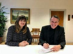 Rektor på Professionshøjskolen Absalon Camilla Wang og borgmester Carsten Rasmussen har netop underskrevet en ny samarbejdsaftale.