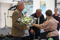 Bjarne Johansen og Kjeld Aalling modtager årets Handicappris på vegne af Neurogruppen.
