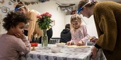 I Familienetværket kan hele familien deltage i aktiviteter og spisning. Her ses billede fra en netværksaften i Aarhus. Foto: Jens Peter Engedal.