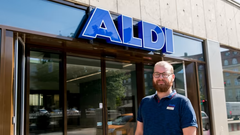 Butikschef Mads Sørensen glæder sig til at byde kunderne indenfor i en helt ny Aldi på Rådhuspladsen 3 i Aarhus