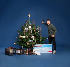 Skuespiller Alex Høgh har pyntet et "Vikinge-træ" fyldt med oplevelser og  rekvisitter fra HBO-serien "Vikings". Foto: Annett Anhrends