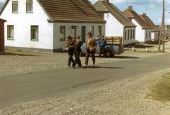 Olsen-Banden’s medlemmer Kjeld, Egon og Benny er her fotograferet af en af de lokale tilskuere under optagelser på Helshagevej i Hanstholm.
Foto: Ukendt / Torben Henningsen