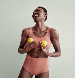 Modetøjskæden Lindex opfordrer i en ny kampagne kvinder til at elske deres bryster uanset form og størrelse. Foto: PR.