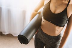 Flere danskere breder yogamåtten ud på stuegulvet frem for i fitnesscentret. Biltema, der forhandler fitnessudstyr til hjemmebrug, har oplevet en stigning i salget på 80 procent siden 2017. Foto: PR.
