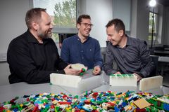 Kreditering: Søren Kjeldgaard. Fra venstre mod højre: lektor ved institut for ingeniørvidenskab Mogens Hinge, kemiingeniør og ph.d.-studerende Emil Andersen, senior projektleder ved LEGO René Mikkelsen.