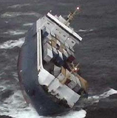 Ro-ro-skib med kraftig slagside efter lastforskydning.
Foto: Norrlandsflyg