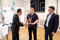 Christian Vintergaard, adm. direktør i Fonden for Entreprenørskab, overrækker prisen til Årets Innovative Læreplads 2021.