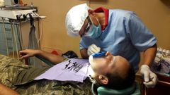 Udstyr fra en dansk kommunal tandpleje er her blevet installeret i en mobil tandklinik, som tilbyder tandpleje til soldater ved fronten. Foto:PR