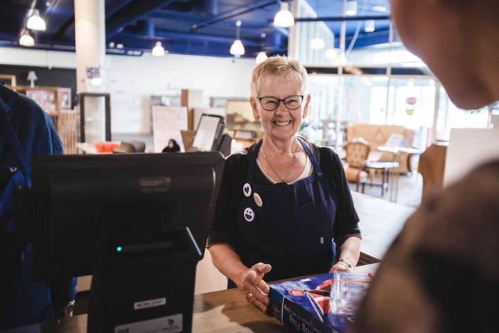 Fremover vil der være plexiglas mellem kunder og frivillige ved kassen i Blå Kors' genbrugsbutikker.