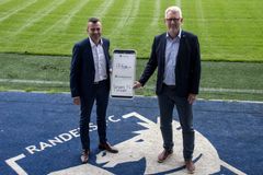 Morten Skipper (tv), centerdirektør hos Andelskassen i Randers sammen med Henrik Jørgensen, Randers FC’s administrerende direktør.