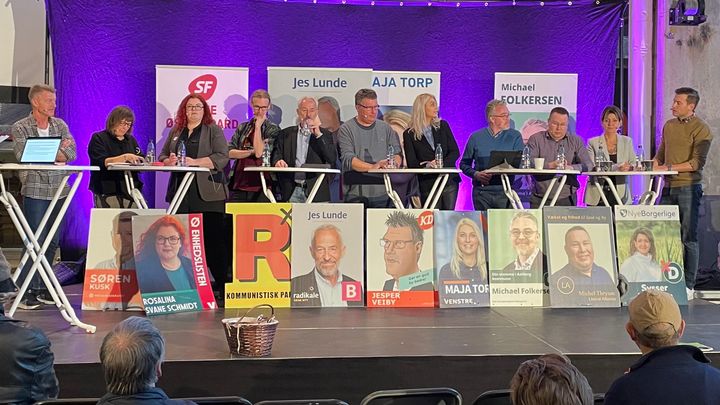 Der var både kamp om pladsen og om taletiden, da de 11 kandidater diskuterede sociale forhold i Aalborg Kommune. Foto: Blå Kors Danmark.