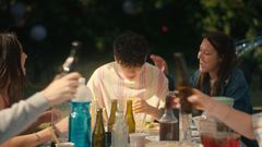 "Kan Kristian drikke ud?", synger vennerne i en af Blå Kors Danmarks nye kampagnevideoer, der skal sætte fokus på unges alkoholkultur.
