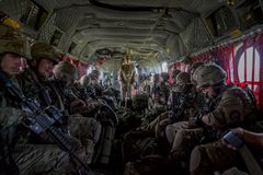 Soldaterne på plads i en amerikansk Chinook-helikopter
