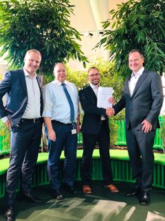 BornFibers administrerende direktør, Kristian Sørensen (i midten til højre), og Robert Dogonowski (yderst til højre), direktør for kommercielle aktiviteter og partnerskaber i TDC NetCo, giver hånd på den nye aftale.