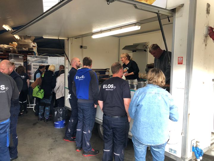 Der var interesse for at høre om uddannelse, da Hands-on besøgte Elos Medtech Pinol med kampagnen Fremtiden er Faglært - er du?