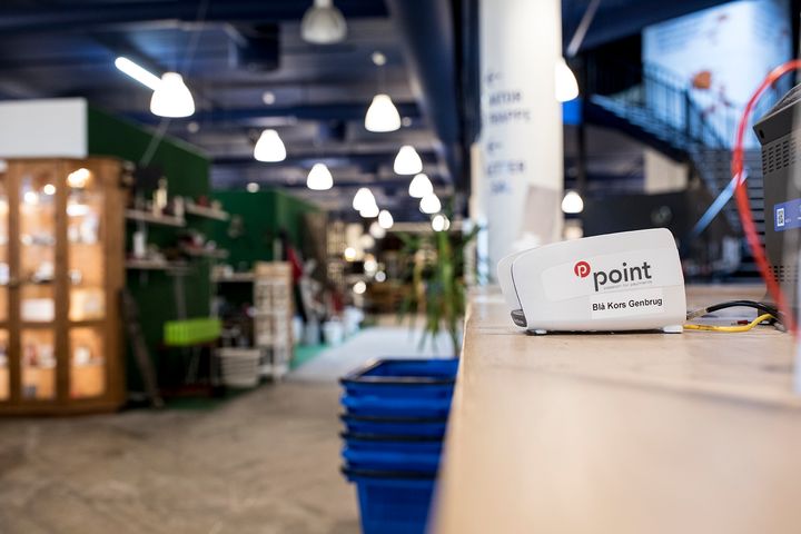 Blå Kors planlægger en kontrolleret genåbning af nogle af sine genbrugsbutikker. Flere sikkerhedsforanstaltninger indføres, bl.a. at der kun kan betales med kort og MobilePay. Foto: Jens Peter Engedal.