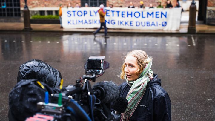 Lea Wiggen fra Den Grønne Ungdomsbevægelse udtaler sig til DR1 ved det åbne samråd om Sveriges henvendelse til den danske miljøminister om dumpning af slam i Køge bugt.