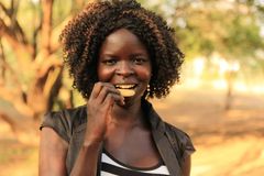Christine Aketchs er med til at passe fårekyllingefarmen i Kakuma-flygtningelejren i Kenya. Fårekyllingerne bliver først malet til mel, som senere bliver brugt til at lave kiks magen til den, Christine står med. Foto: Mathilde Berg Utzon.