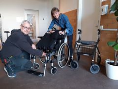 Visitator Anna Egede Halgren og teknisk servicemedarbejder Carsten Weismand Marloth gør en kørestol klar