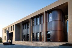 KPF Arkitekter har tegnet den 4.000 m2 store bygning, og den arkitektonisk smukke og funktionelle bygning blev afleveret til tiden til den aftalte pris.