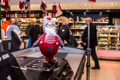 Flere butiksansatte får julegave af kunderne. Foto: Karin Meldgaard Henriksen.