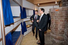 Mikael Bøgh Rasmussen viste Kronprinsen rundt i udstillingen, da Kronprinsen åbnede den i februar på Koldinghus. Fotograf: Maria Tuxen