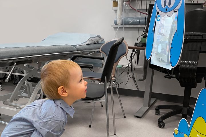 Billede: På Aarhus Universitetshospital hjælper iPads med augmented reality-spil med at aflede børns opmærksomhed fra hospitalssituationer, der kan være forbundet med angst eller smerte.