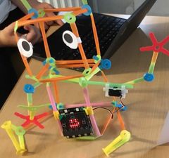 Elever fra 3. klasse på Ellebækskolen byggede robotter som de programmerede bevægelser til med miccrobits.