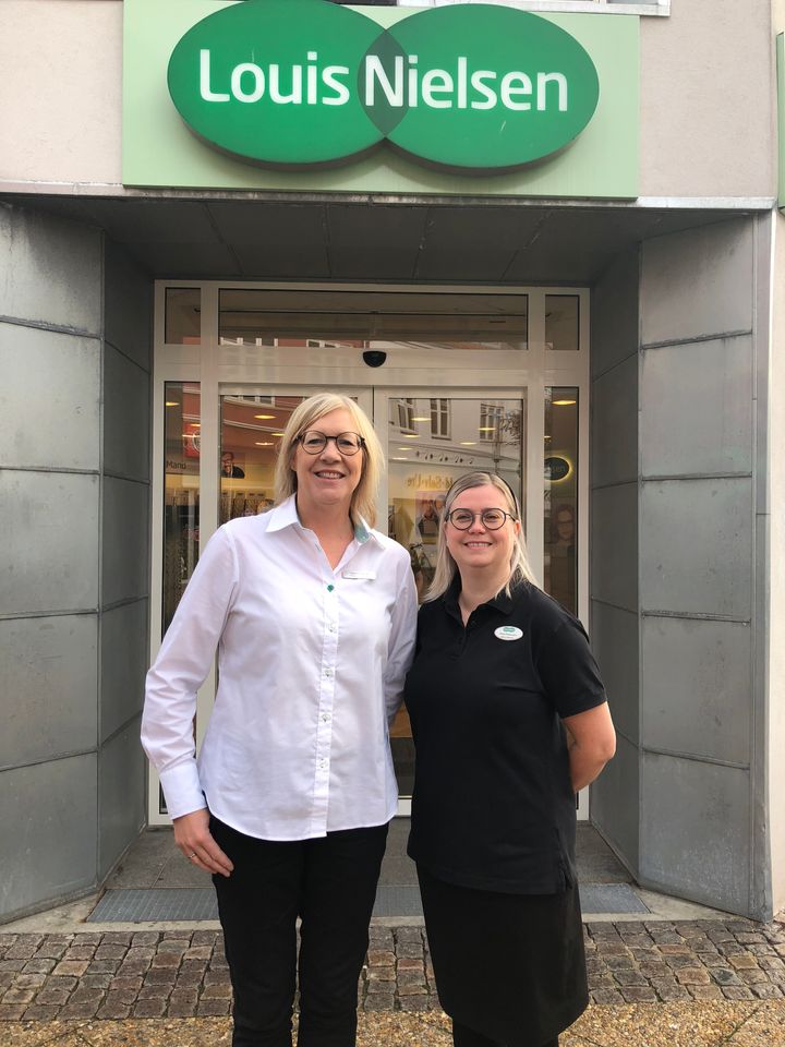 Charlotte Olivius (tv) og Anja Pedersen har været med fra begyndelsen, da Louis Nielsen åbnede i Frederikshavn for 15 år siden. De fejrer deres 15-års jubilæum sammen med butikkens 15-års fødselsdag. Det giver i alt 45-års jubilæum, som fejres med tilbud i butikken.