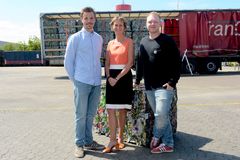Sven Frandsen og Joakim Kruse er idémagerne bag flaskepant.dk. Dansk Retursystem A/S i skikkelse af underdirektør Inge Fisker bakker op. (Foto: Dansk Retursystem A/S)