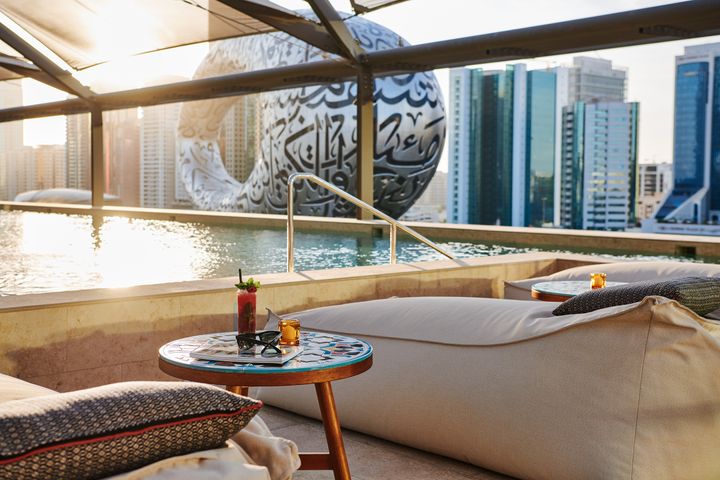 25hours Hotel Dubai One Central - pool med udsigt til Museum of the Future