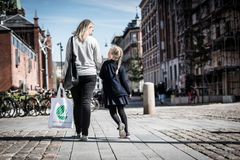 Hvis du er en af de mange danskere, der har et stort ønske om en bæredygtig livsstil, kan du bl.a. gå efter produkter med Svanemærket eller EU-Blomsten.