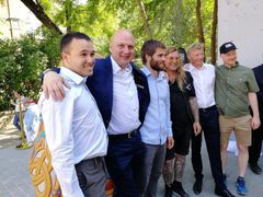 Store smil fra alle deltagende. Her ses de tre stiftere af BIIR, kunstneren Erik Sandqvist og Ukrainske repræsentanter. Foto: PR.