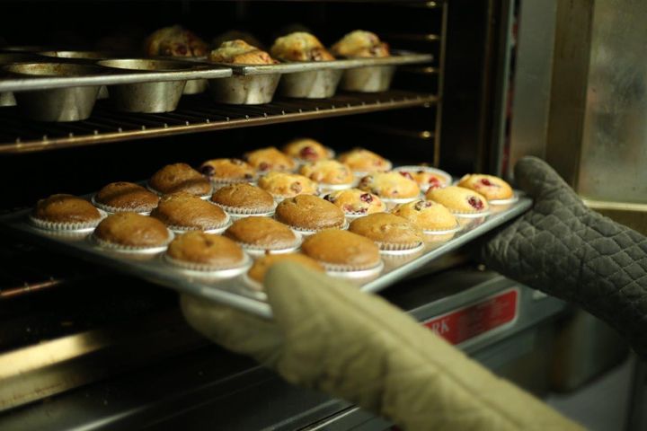 Hver tredje dansker bager som minimum en gang hver 14. dag, og særligt de søde kager hitter – men det kræver også det rigtige udstyr, at lykkes med muffins, fromager, og højtbelagte lagkager. Foto: PR.