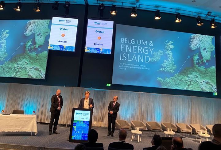 Aftaler mellem danske Energinet, belgiske Elia og tyske 50 Hertz rykker elforbindelser til de to danske energiøer nærmere. Aftaler underskrevet på Wind Europe-konference i København 23. november 2021.