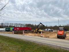 Vejdirektoratet er ved at bygge flere parkeringspladser til lastbiler langs E45. Her ses arbejdet på rasteplads Ejer Bavnehøj Vest, hvor lastbilchaufførerne kan glæde sig til otte nye p-pladser inden sommerferien. Foto: Vejdirektoratet