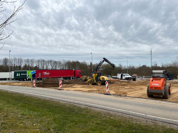 Vejdirektoratet er ved at bygge flere parkeringspladser til lastbiler langs E45. Her ses arbejdet på rasteplads Ejer Bavnehøj Vest, hvor lastbilchaufførerne kan glæde sig til otte nye p-pladser inden sommerferien. Foto: Vejdirektoratet