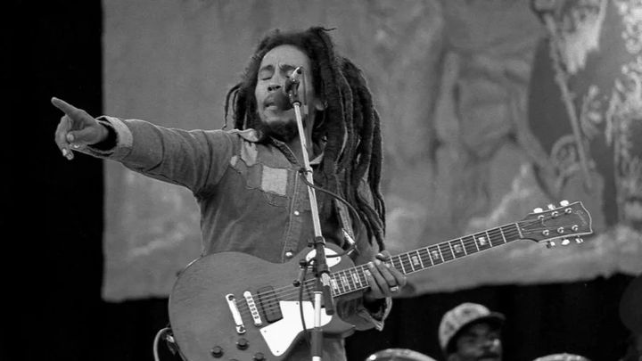 Foto_CC BY 2.0 Eddie Mallin, Wikimedia
“Rockgiganter og Mikrobryg” med Bob Marley i fokus runder efterårets festivalinspirerede arrangementsprogram af på RAGNAROCK. Foto: CC BY 2.0 Eddie Mallin, Wikimedia.