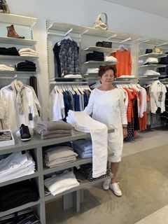 Lene Hedegaard Jensen har via aktivitet på Facebook skaffet sig nye kunder, og hun har nye planer for mere digitalisering i sin modebutik i Skagen. Foto: Privat