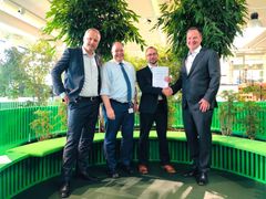 BornFibers administrerende direktør, Kristian Sørensen (i midten til højre), og Robert Dogonowski (yderst til højre), direktør for kommercielle aktiviteter og partnerskaber i TDC NetCo, giver hånd på den nye aftale.