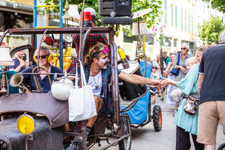 I august 2022 fik Nykøbing F besøg af Danmarks Internationale Gadeteaterfestivaler. Oplevelser som disse vil i fremtiden kunne ses på voresguldborgsund.dk. (Foto: Jonas Bonde)