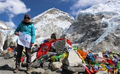 Lizz Harrison klatrede op til Everest Base Camp i 5.380 meters højde og samlede samtidig ind til Mission Øst.