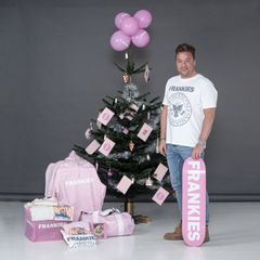 Lars Bertelsen, medejer af Madklubben: Pynter juletræet med gavekort til alle Madklubbens restauranter og unikt Frankies Pizza merchandise. Vurdering: 6.000 kr. (Foto: Annett Ahrends)