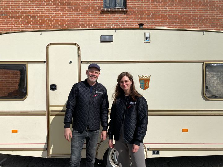 Mikkel Heller Jensen og Helene Buchhave Lind foran campingvognen, der indvendigt er forvandlet til et mysterium.