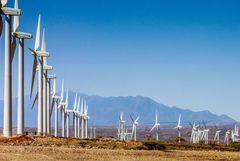 PensionDanmark er med i investeringen i vindmølleparken Lake Turkana i Kenya. Vindparken består af 365 Vestas-vindmøller spredt på mere end 160 kvadratkilometer i den nordlige del af Kenya. Vindmøllerne har en samlet kapacitet, der svarer til 15 procent af Kenyas samlede el-produktion.