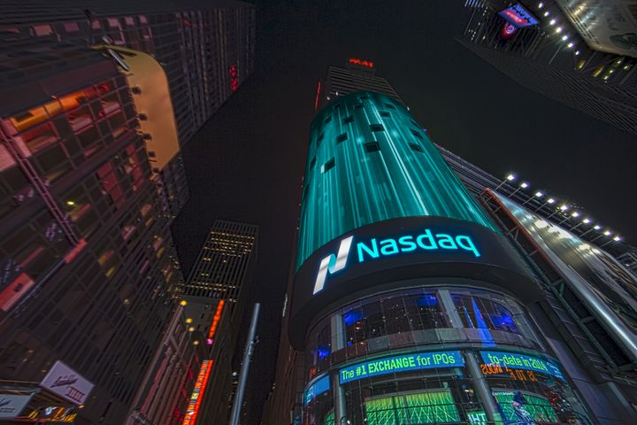 Times Square får et dansk islæt på årets sidste dag, når allergivaccinevirksomheden ALK ringer aktiehandlen af på det amerikanske aktiemarked NASDAQ i New York. (Foto: © Copyright 2015, Nasdaq, Inc.)