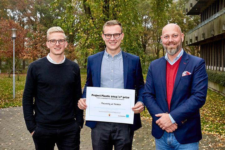 Vinderne af Project Plastic 2019 – Rasmus Dall Nielsen og Emil Buur Trads – ses her sammen med adm. direktør i Plastindustrien Thomas Drustrup (th.). Fotograf: Pelle Rink.