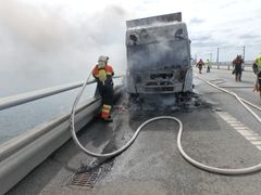 Brandslukning er en kompliceret affære på en bro, hvor det kan være svært at kommet til fra ydersiden.