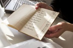 "Kunstnerforeningen Kvindelige Kunstneres Samfunds første kontingentprotokol, fra 1916".
Mange kunsthistorikere benytter sig af KKS-arkivet, efter at det er blevet ordnet og registreret. KKS-arkivet er et stykke dansk kulturarv og primærkilde til dokumentationen af forskellige kunst- og kulturhistoriske forhold, som har gjort sig gældende gennem de sidste 100 år.
På billedet vises en side i kontingentprotokollen fra året 1916. KKS-arkivet.
Fotograf Pylle Søndergaard.