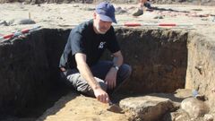 Middelalderarkæolog Jesper Langkilde i søgegrøften, hvor arkæologerne fandt potteskår fra 1100-tallet. Skårene understøtter teorien om, at Ryegaards historie rækker længere tilbage end til 1350, hvor stedet første gang omtales skriftligt. Foto: ROMU